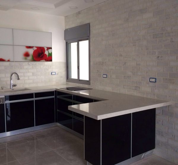 מטבח עם חזיתות זכוכית