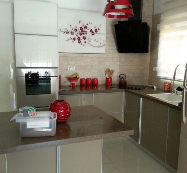 מטבח בצבע שמנת במעלות תרשיחא