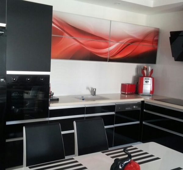 מטבח שחור עם זכוכית מודפסת