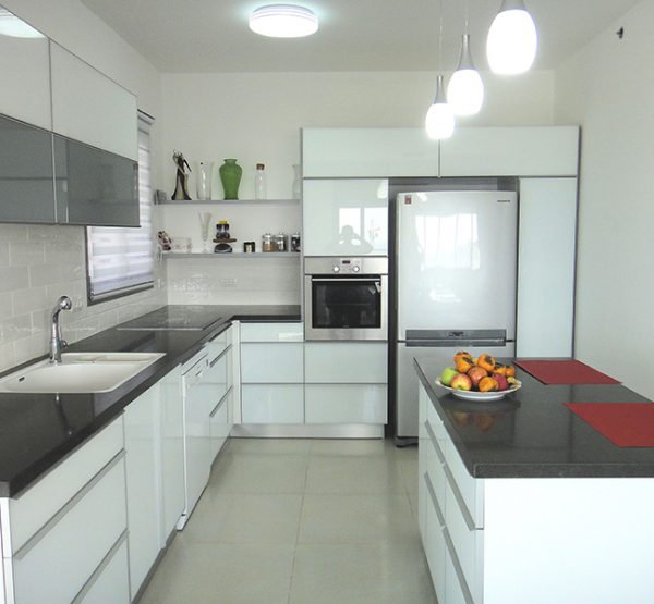 מטבח משולב בצבעי לבן קליר ואפור מטלי